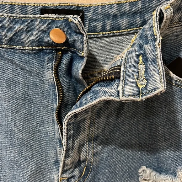 PrettyLittleThing Vintage Wash Distressed Denim Mom Shorts (12) - Picture 9 of 13
